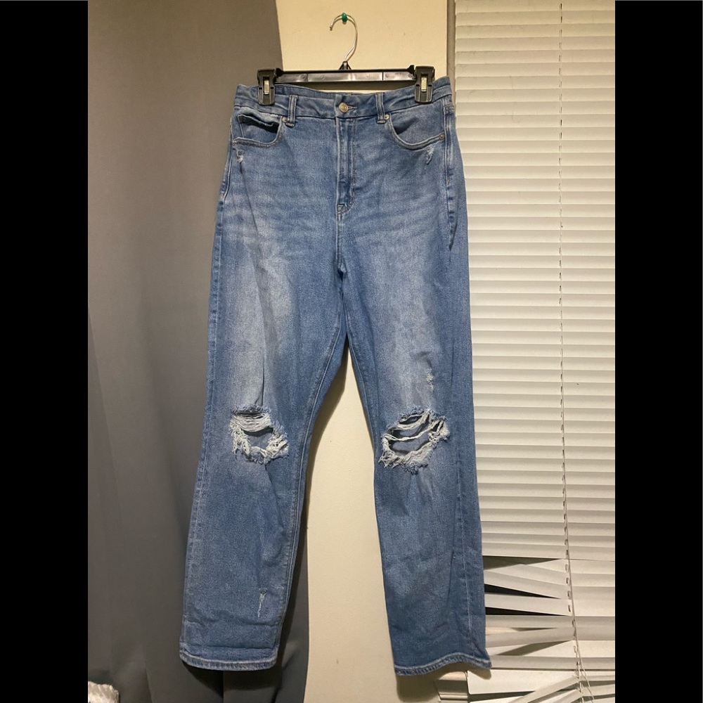 AE CURVY STRETCH MOM JEANS